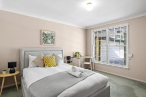 Rustic Queen Room - Located at Serene Street in Pymble - Shared Bathroom